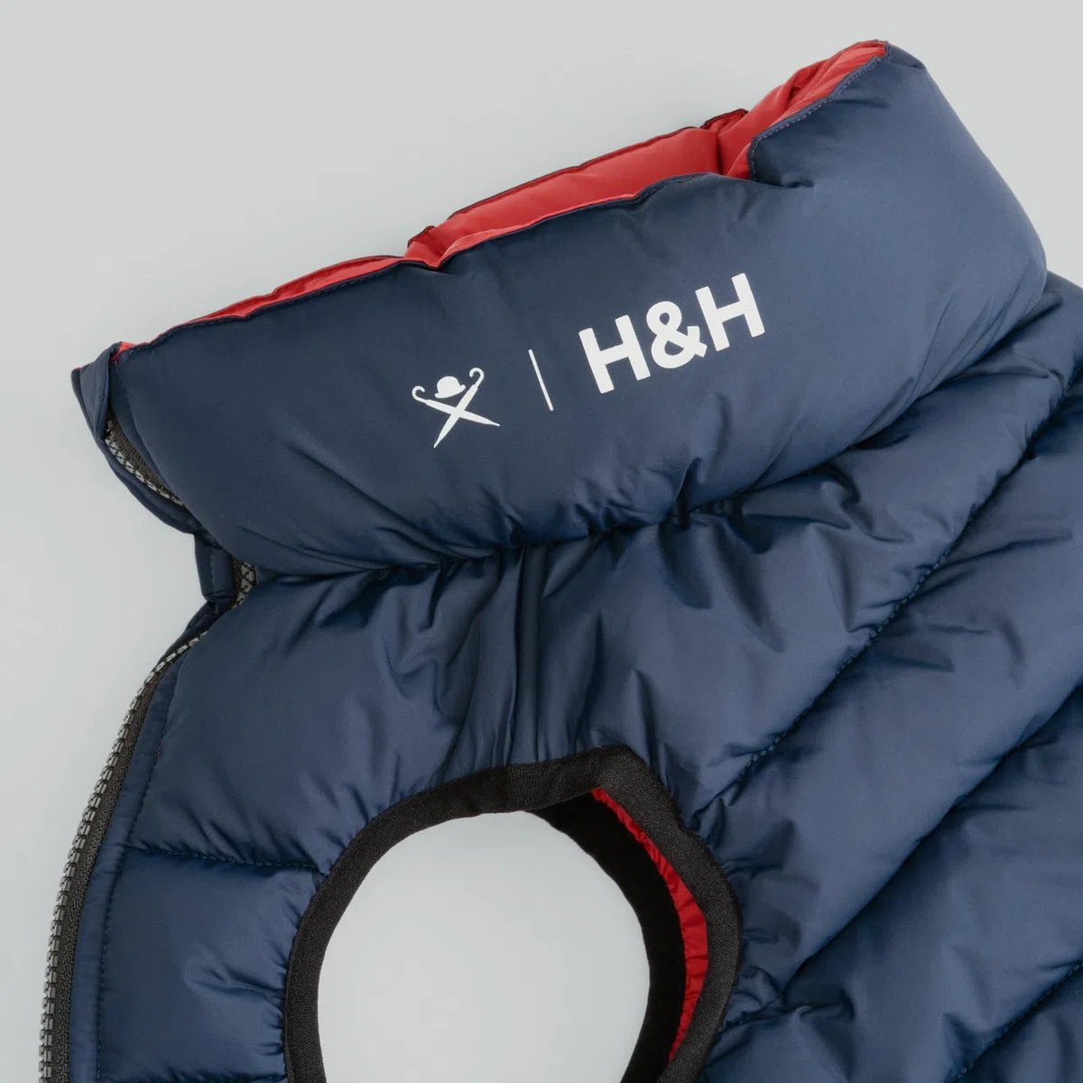 HUGO & HUDSON x Hackett Chaqueta Acolchada Reversible para Perros, Abrigo cálido de Invierno, Azul Marino y Baya, S35