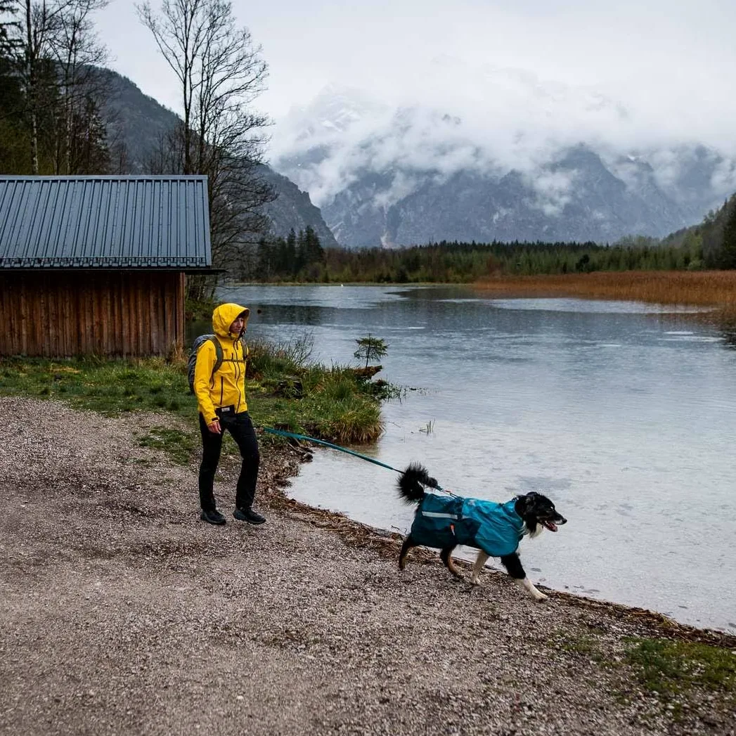Non-Stop Dogwear Fjord Raincoat 2.0 Impermeable para Perros, Negro/Naranja, Talla 45, Material Poliéster Reciclado