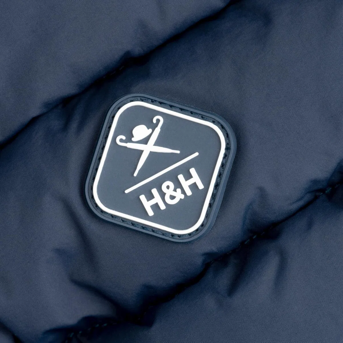 HUGO & HUDSON x Hackett Chaqueta Acolchada Reversible para Perros, Abrigo cálido de Invierno, Azul Marino y Baya, S35