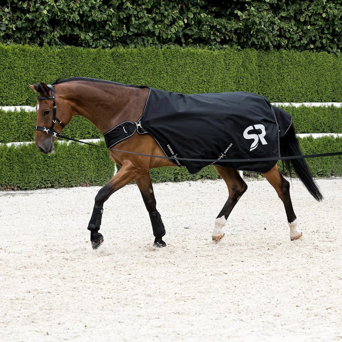 SUNRIDE Manta de Lluvia para Caballos 0g (Cornwell) - 100% Impermeable - 1200D - para Trabajo a la Cuerda y caminador de Caballos - Columna de Agua 3.000 mm - con Forro Polar (Negro,165 cm)