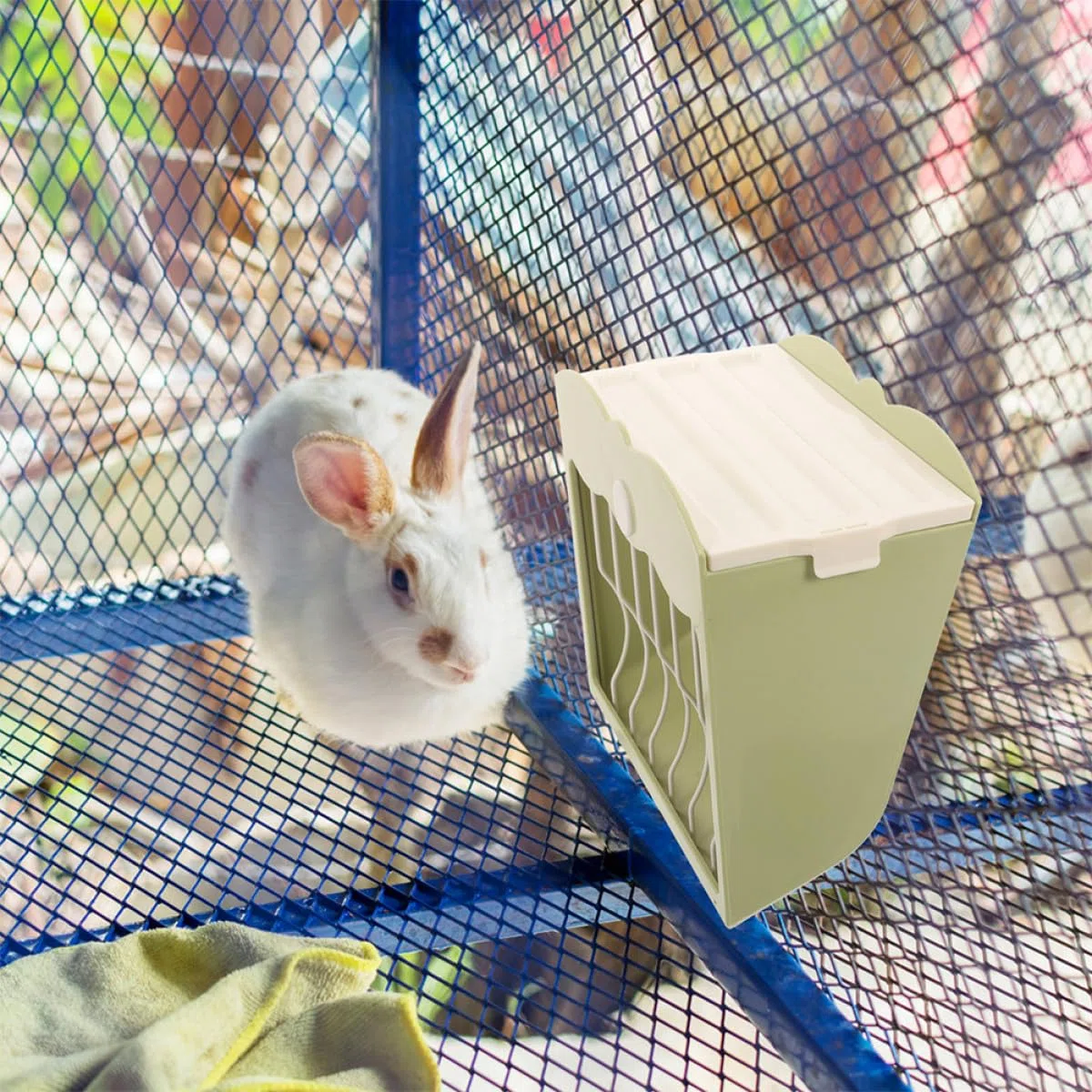 PartyKindom Alimentador Colgante para Conejos y Pequeños Animales de Plástico Verde, Comedero Doble para Mantener la Comida Limpia y Organizada en Jaulas