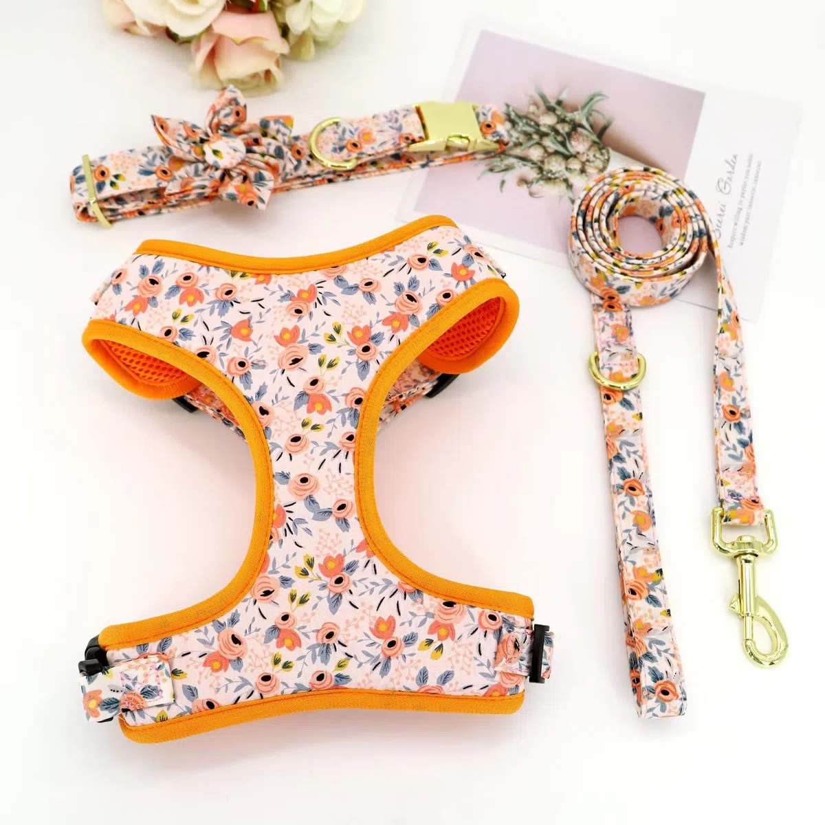 Beirui Bonito juego de collares, arneses y correas para perro, juego de collar y correa ajustable para perro con flor, arnés de malla suave para perros pequeños y medianos (naranja, M)