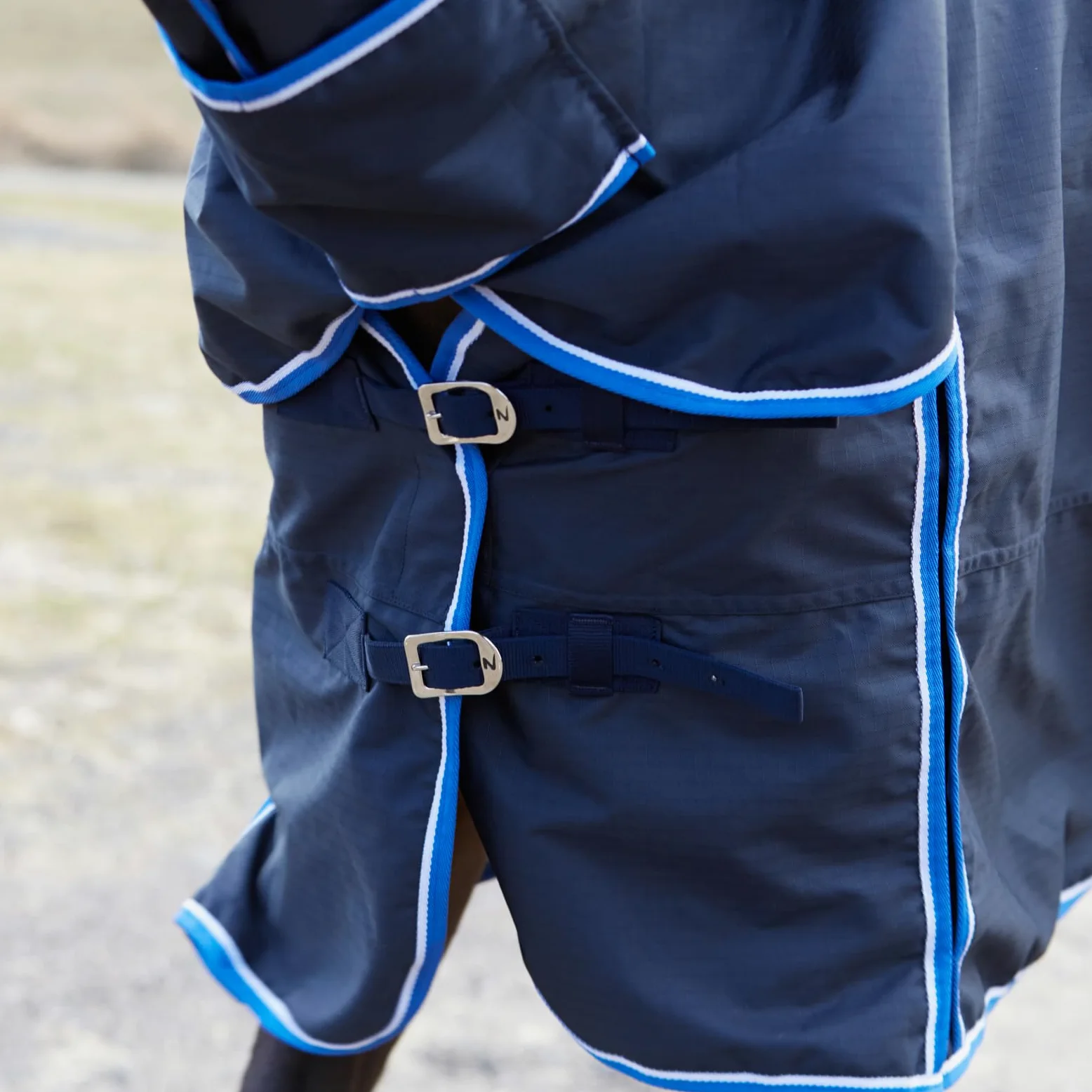 HORZE Glasgow - Manta de caballo de invierno de peso medio impermeable con cubierta para el cuello (relleno de 150 g), color azul oscuro, 75 pulgadas