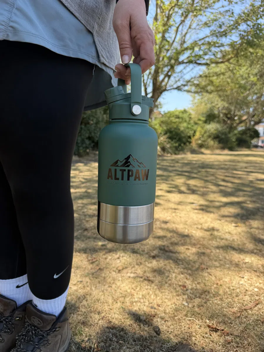 Botella de agua 3 en 1 aislada para pasear perros de 900 ml / 32oz con tapa de doble uso y 2 cuencos desmontables más bolsa de transporte, botella de viaje portátil, agua para perros, alimentos