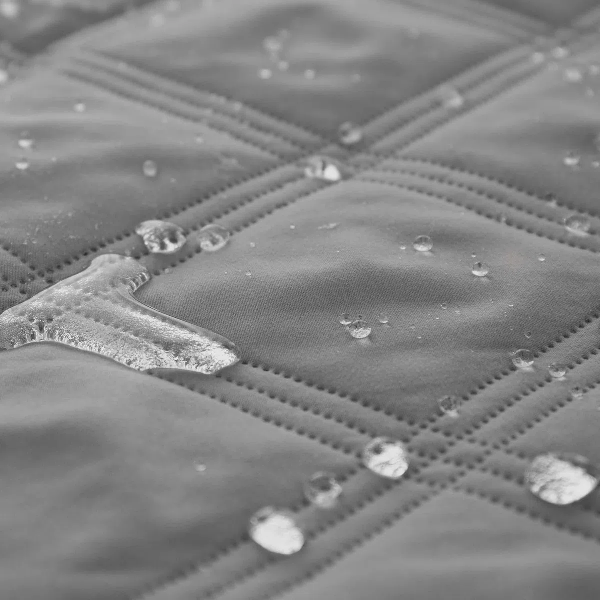Ameritex Funda Impermeable para Cama para Perro, Manta para Mascotas con Parte Trasera Antideslizante para Muebles, Cama, sofá (30 x 70 Pulgadas, Gris Claro)