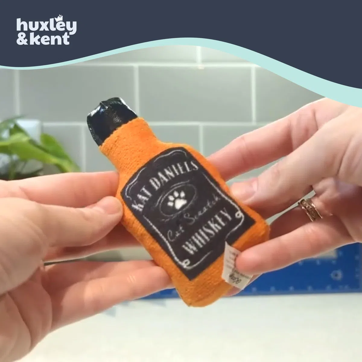 Huxley & Kent Juguete para gatos | Whisky Kat Daniels | Juguete fuerte para gatos relleno de hierba gatera | Juguete de peluche suave con hierba gatera y arrugas | Kittybelles